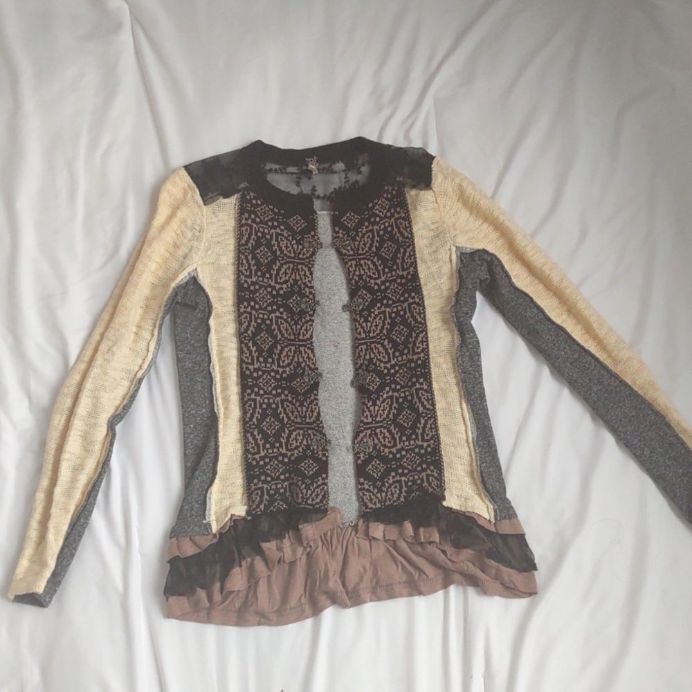 Buckle BKE Cardigan Sweater Womens Size S Lace Ruffle Metal Clasps Patterned